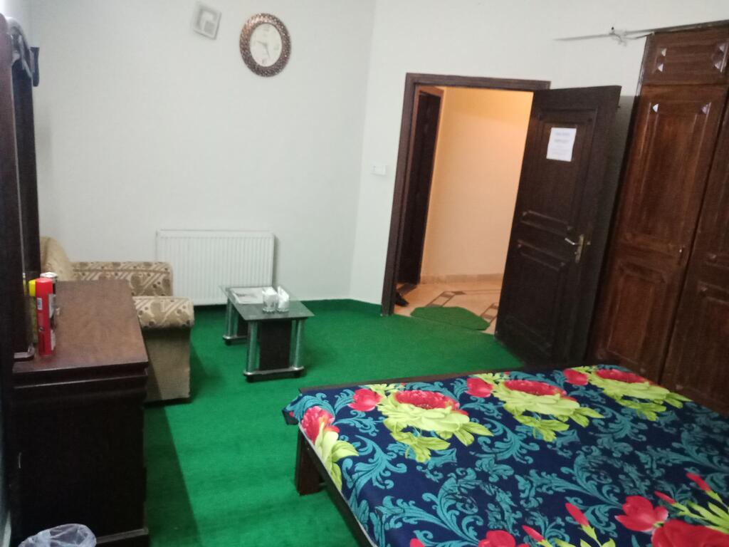 PAk United Hospitality, Furnished Rooms,S/Double Bed - Tripako